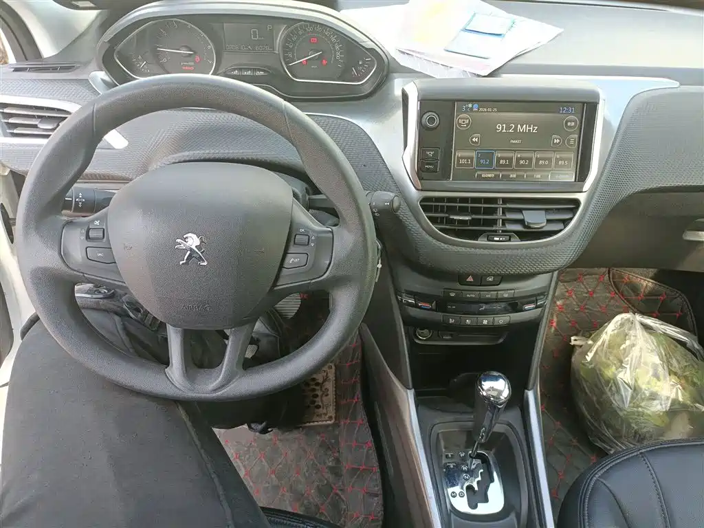 Peugeot 2008 2014 1.6L Automatic Fashion Edition фото 3