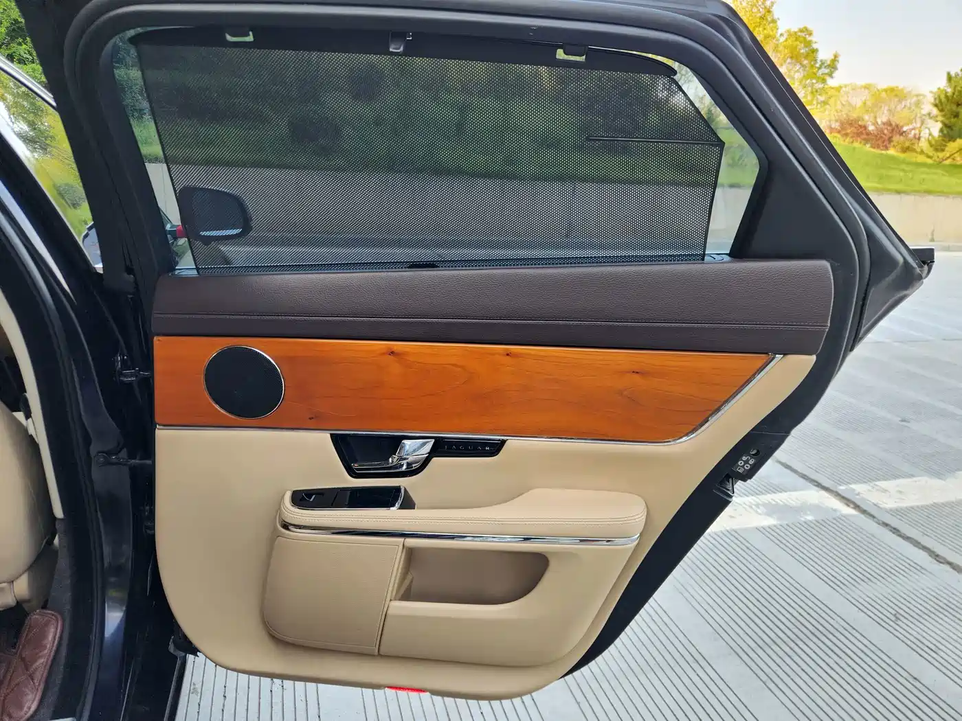 Photo 17 - Jaguar XJ