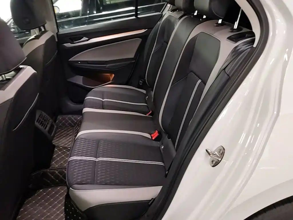 Photo 17 - Volkswagen Golf