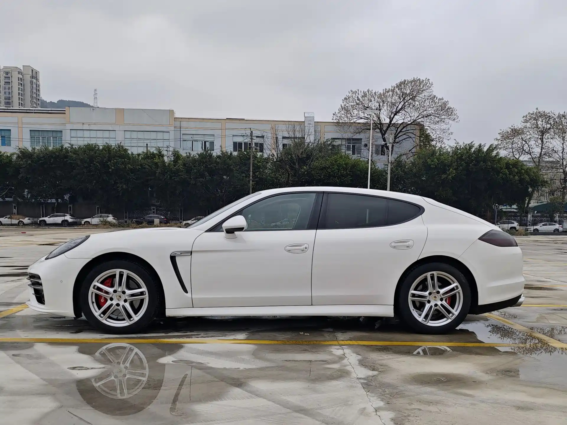 Photo 2 - Porsche Panamera