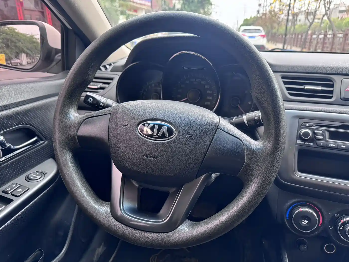Kia K2 2012 Sedan 1.4L AT GLS Commemorative Edition фото 9