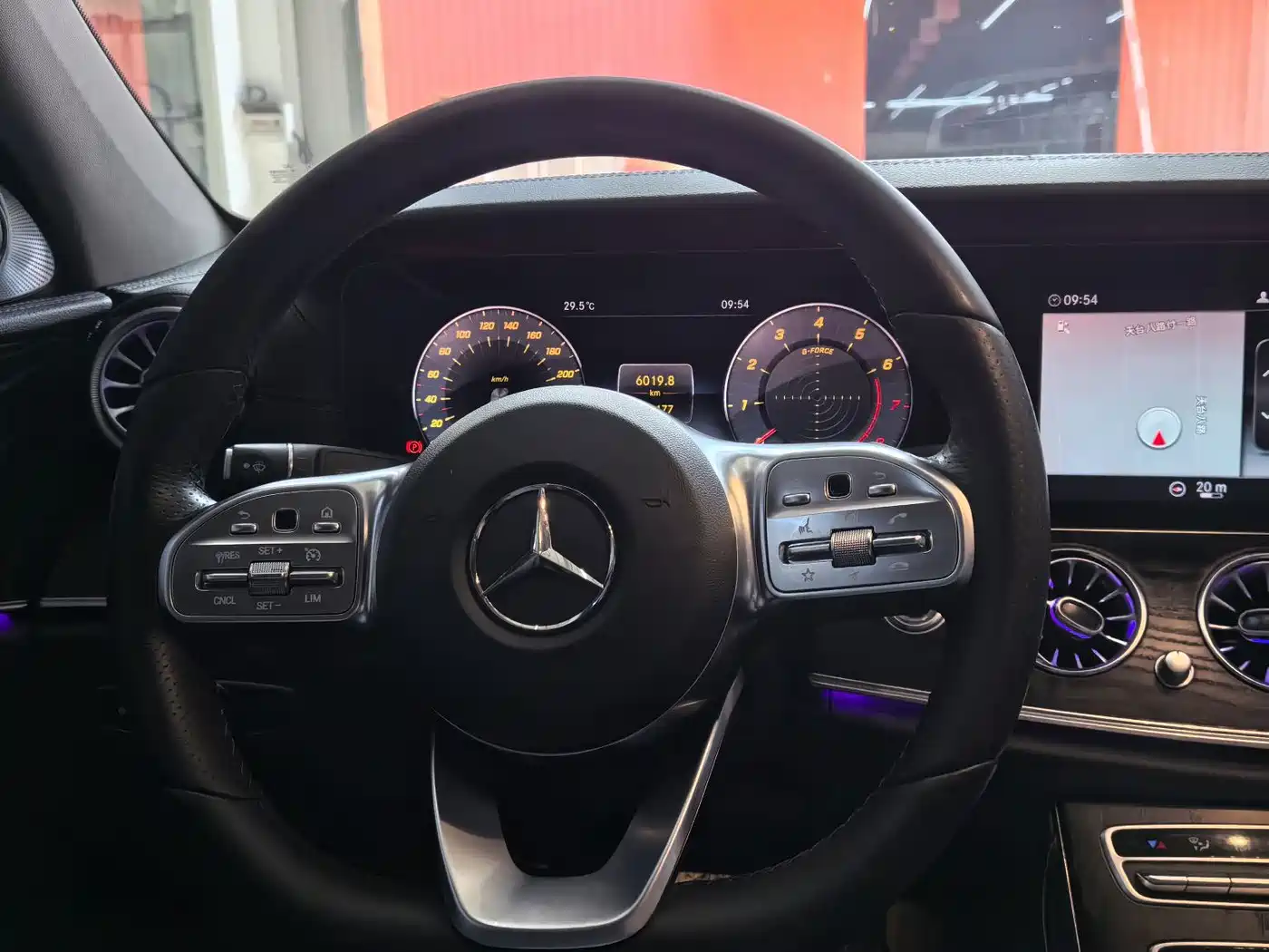 Фото 13 - Mercedes-Benz E-Class