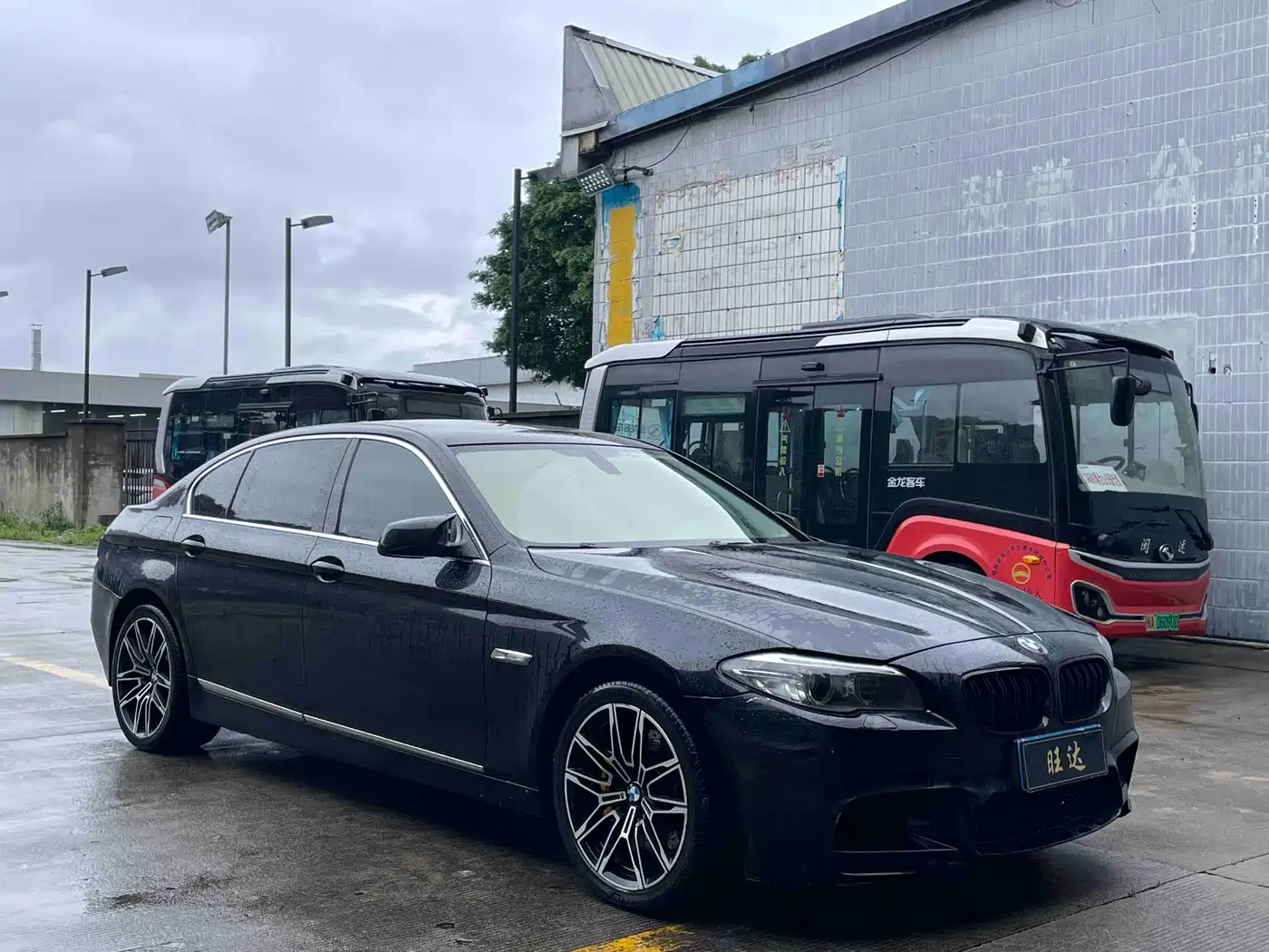 BMW 5 Series 2011 523Li Leading фото 3