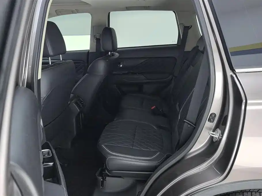 Mitsubishi Outlander 2020 2.4L 4WD Luxury 5-seater фото 11