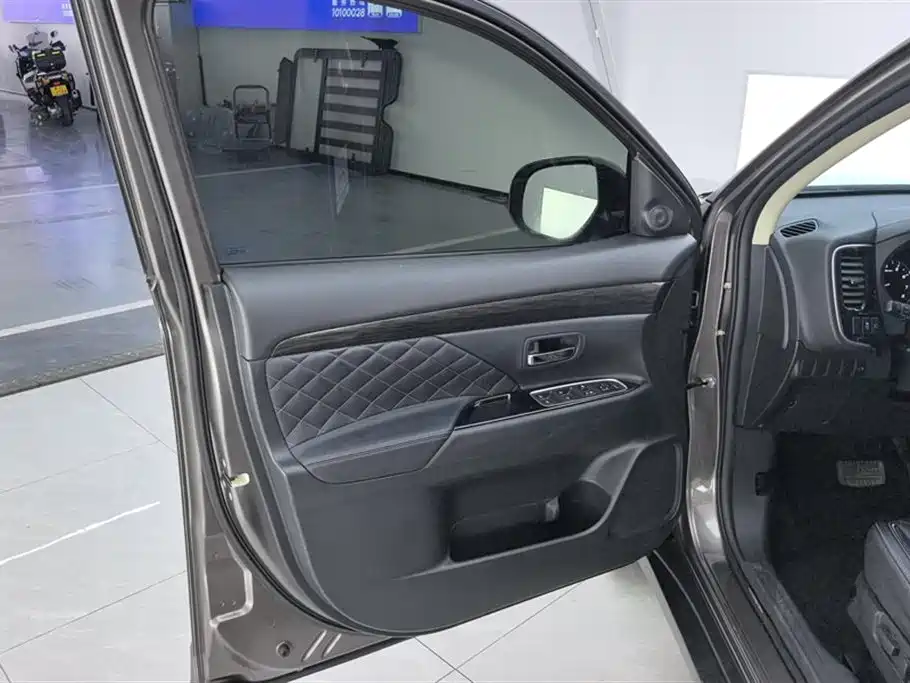 Mitsubishi Outlander 2020 2.4L 4WD Luxury 5-seater фото 7