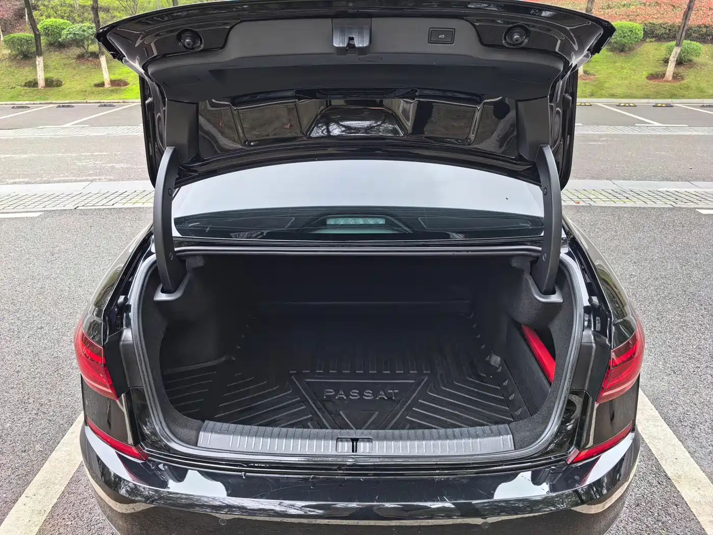 Volkswagen Passat 2023 330TSI Starlight Luxury Edition фото 8