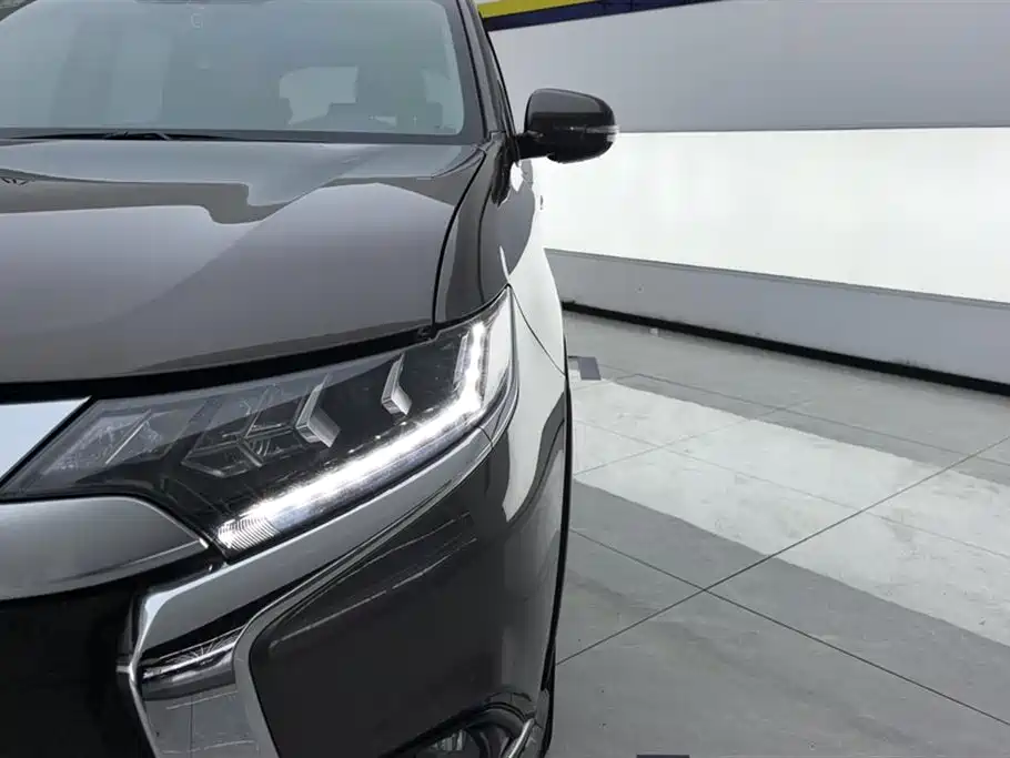 Mitsubishi Outlander 2020 2.4L 4WD Luxury 5-seater фото 5