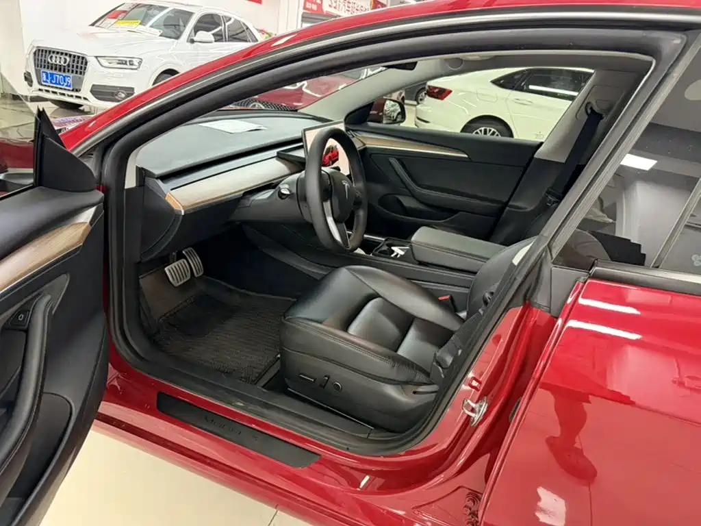 Photo 22 - Tesla Model 3
