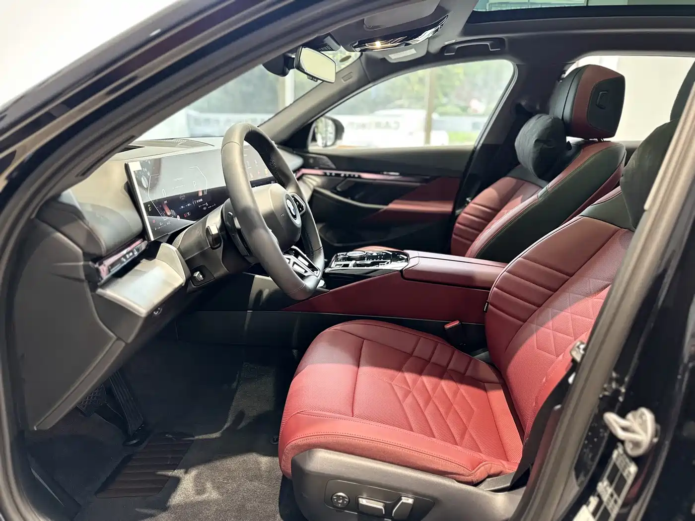 BMW 5 Series 2026 530Li Leading M Sport Package фото 14