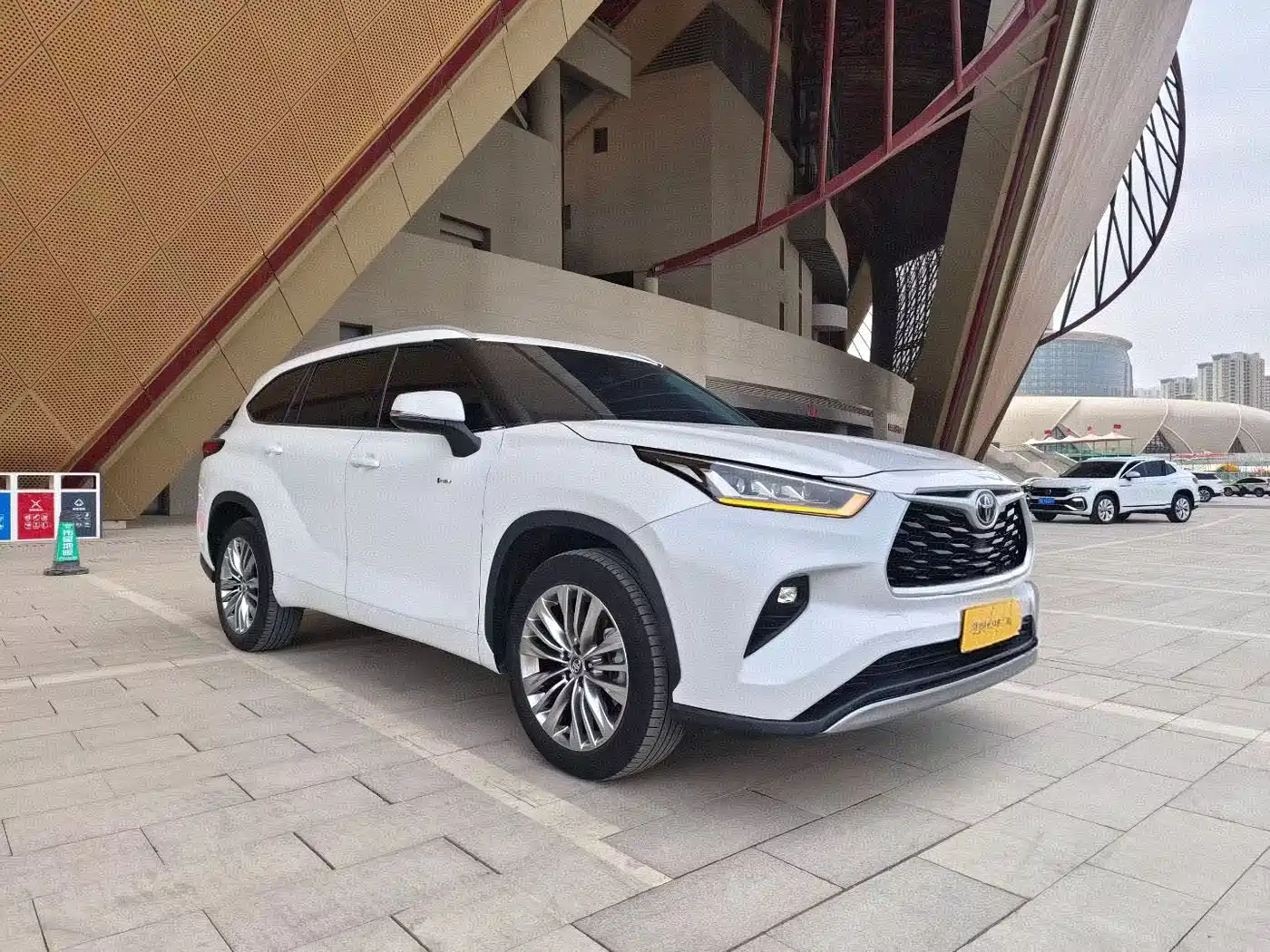 Toyota Highlander 2024 2.5L Smart Hybrid 4WD Luxury 7-seater фото 3