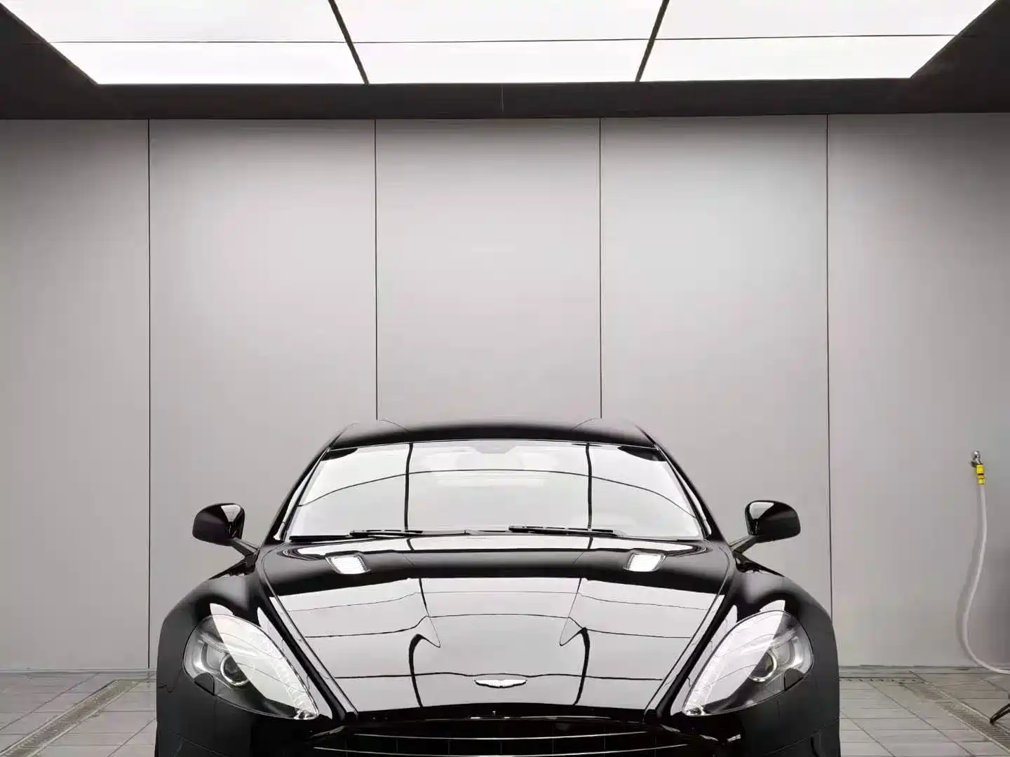Фото 2 - Aston Martin Rapide