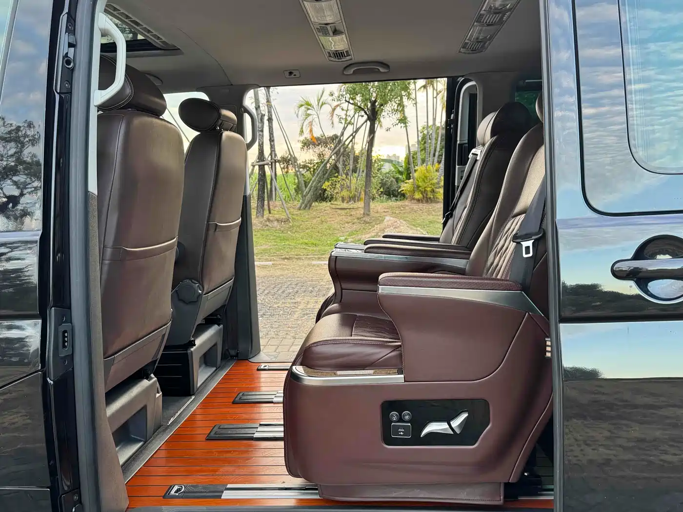 Volkswagen Multivan 2012 2.0TSI 2WD Business Edition фото 16