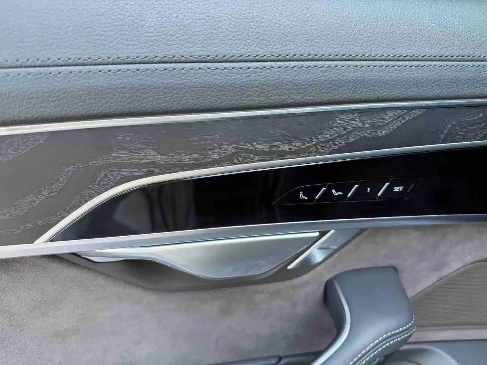 Photo 6 - Audi A8