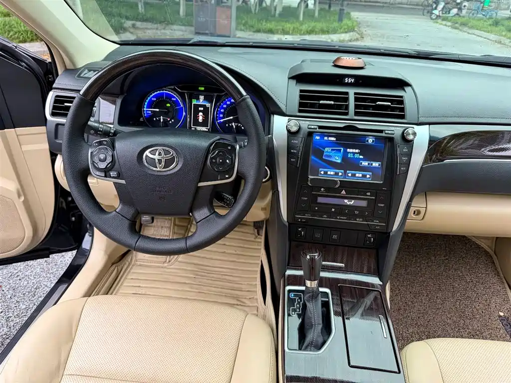 Toyota Camry 2016 Hybrid 2.5HG 10th Anniversary Luxury Navigation Edition фото 15