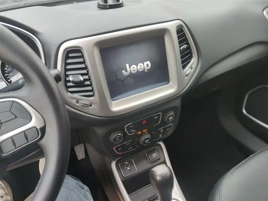 Фото 13 - Jeep Compass