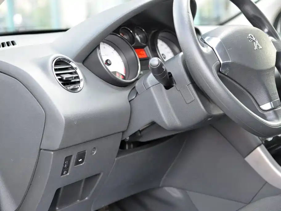 صورة 9 - Peugeot 408