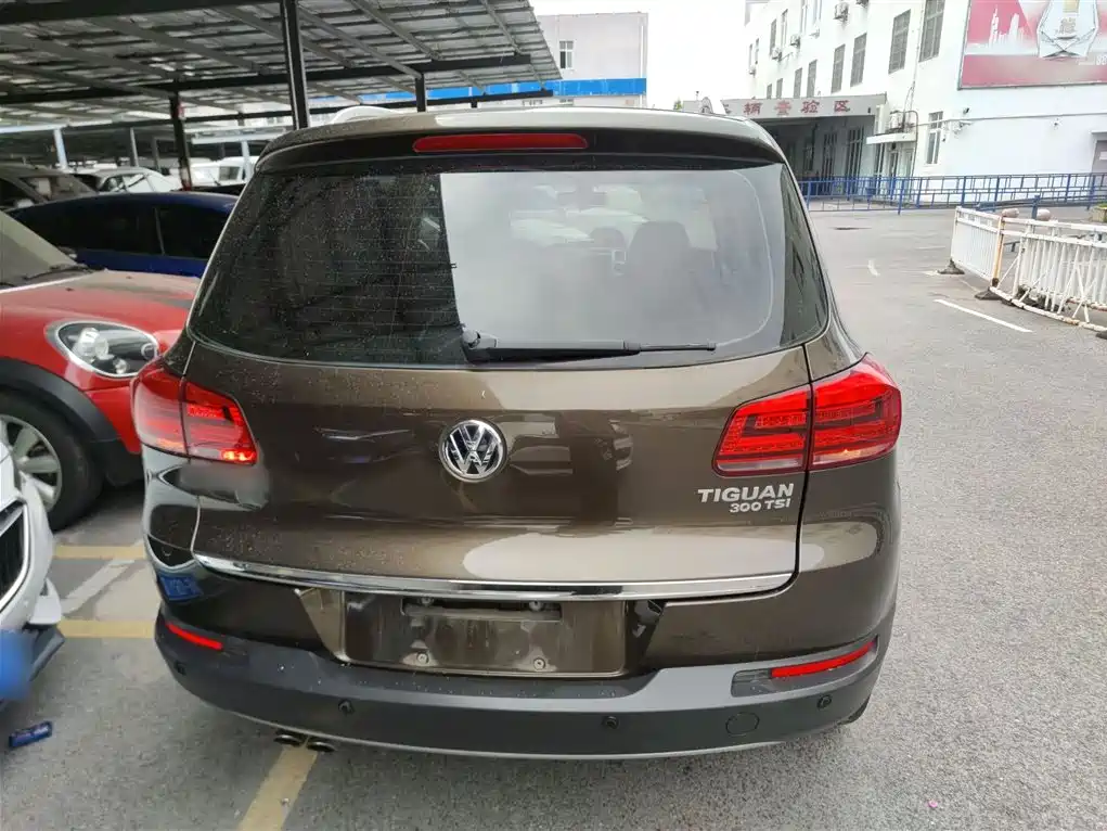 VOLKSWAGEN TIGUAN