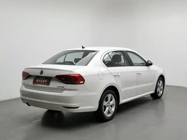 Volkswagen Lavida 2017 1.6L Manual Trend Edition — фото 2