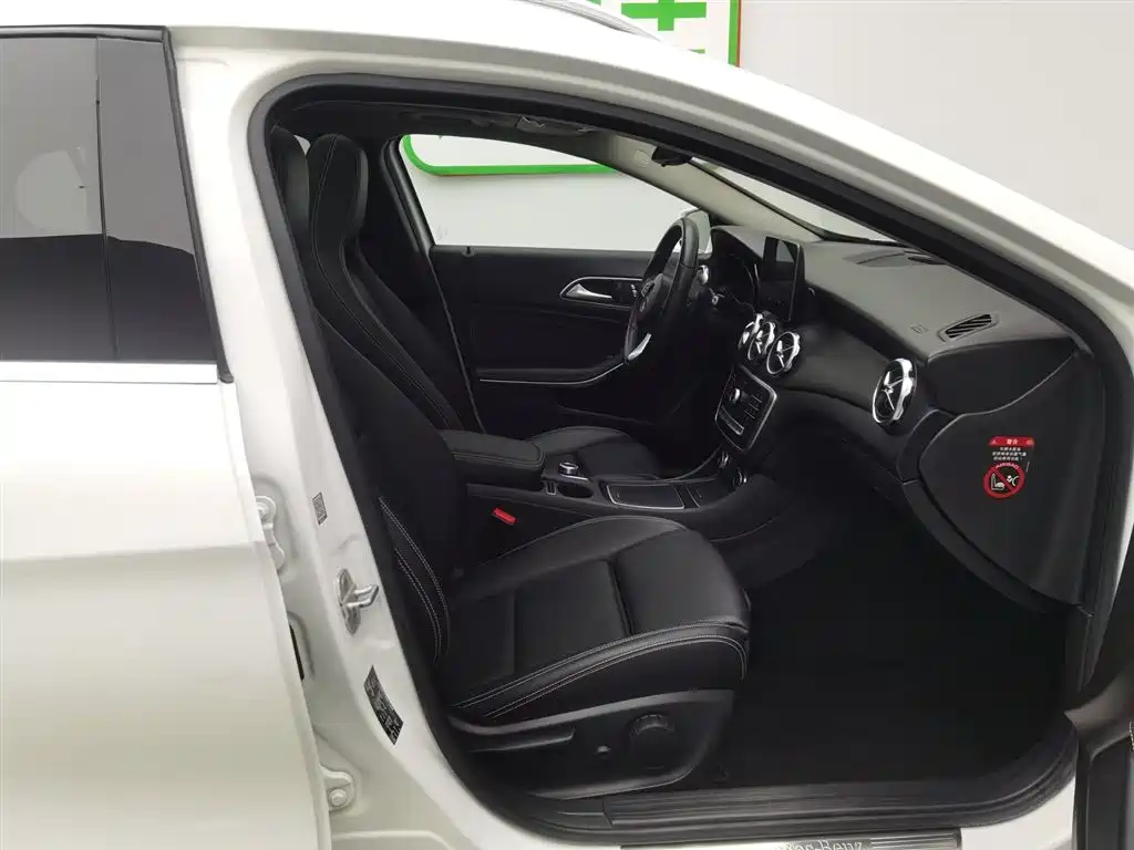 Mercedes-Benz GLA 2017 GLA 200 Dynamic фото 23