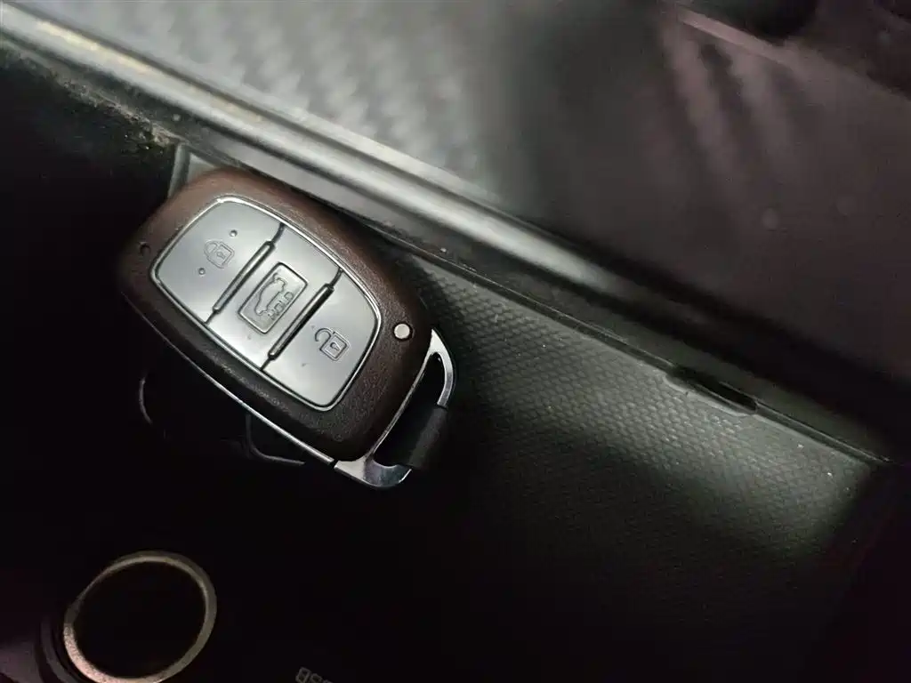Hyundai Elantra 2018 1.6L Automatic 15th Anniversary Special Edition фото 9