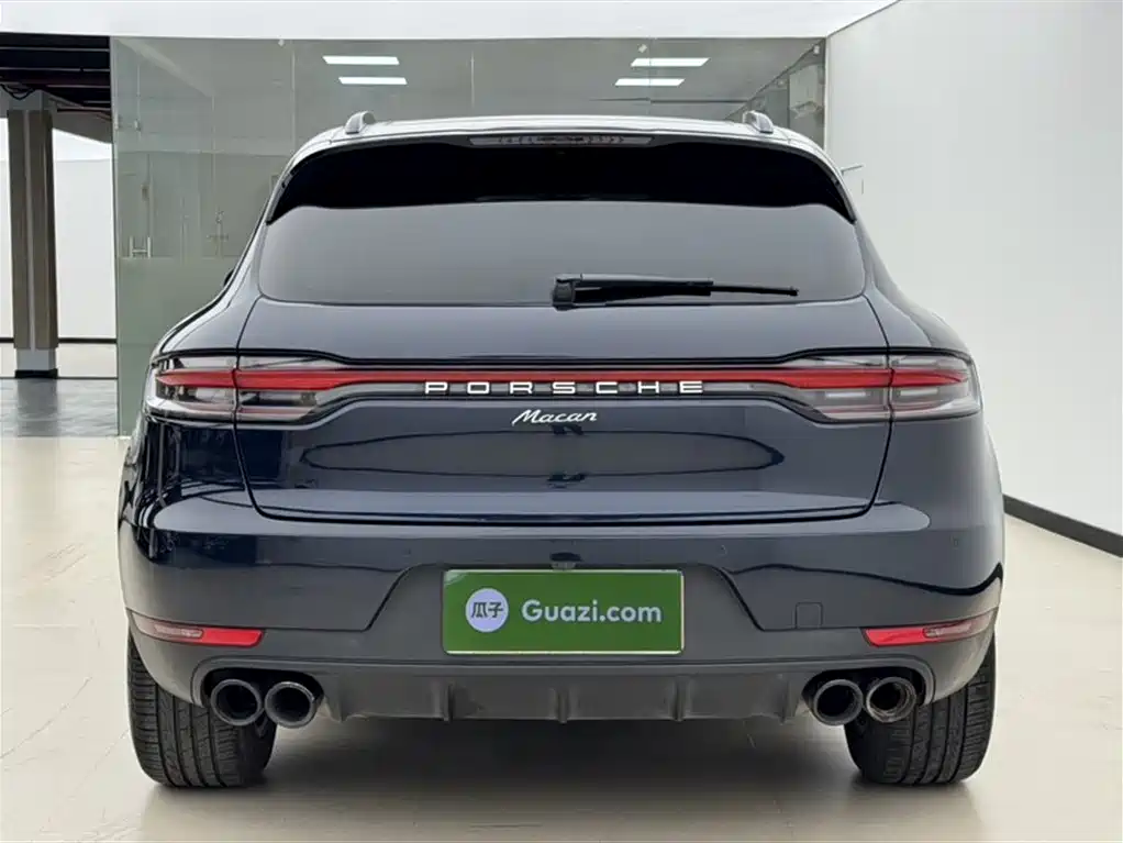 PORSCHE MACAN