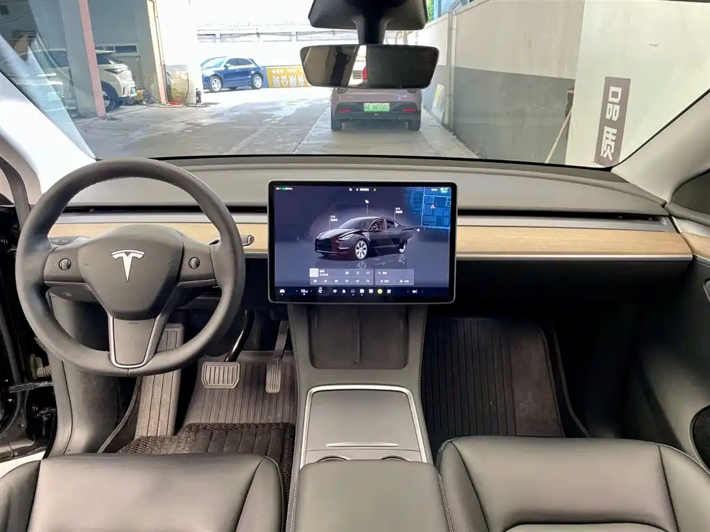 TESLA MODEL Y