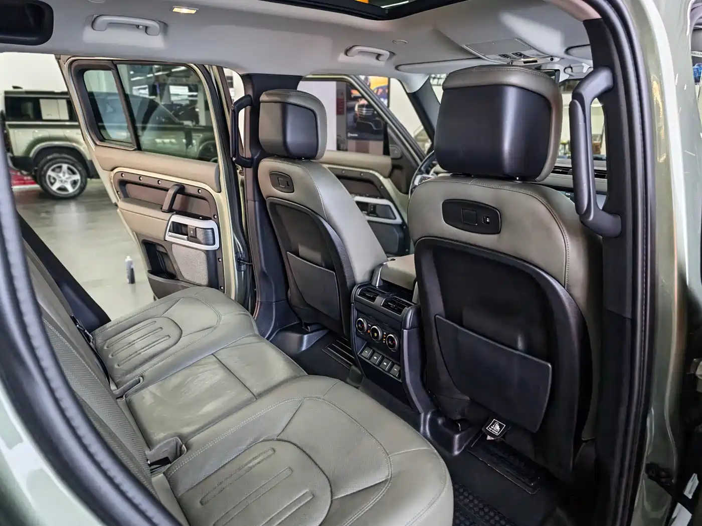 Land Rover Defender 2020 Model 110 P400 HSE фото 19