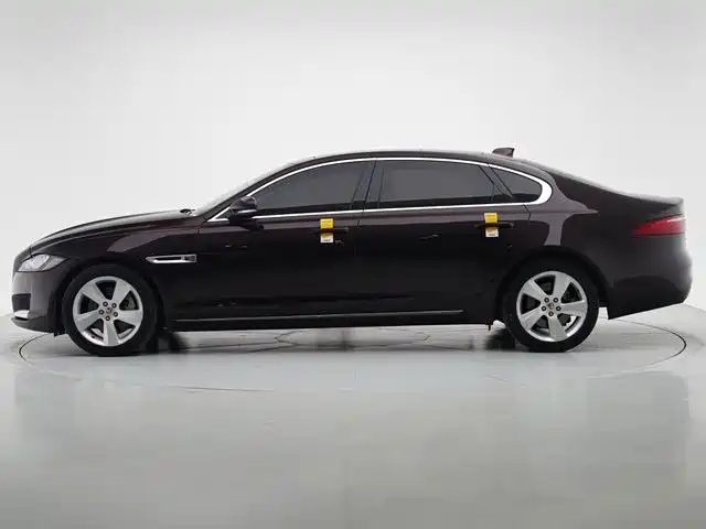 Photo 2 - Jaguar XFL