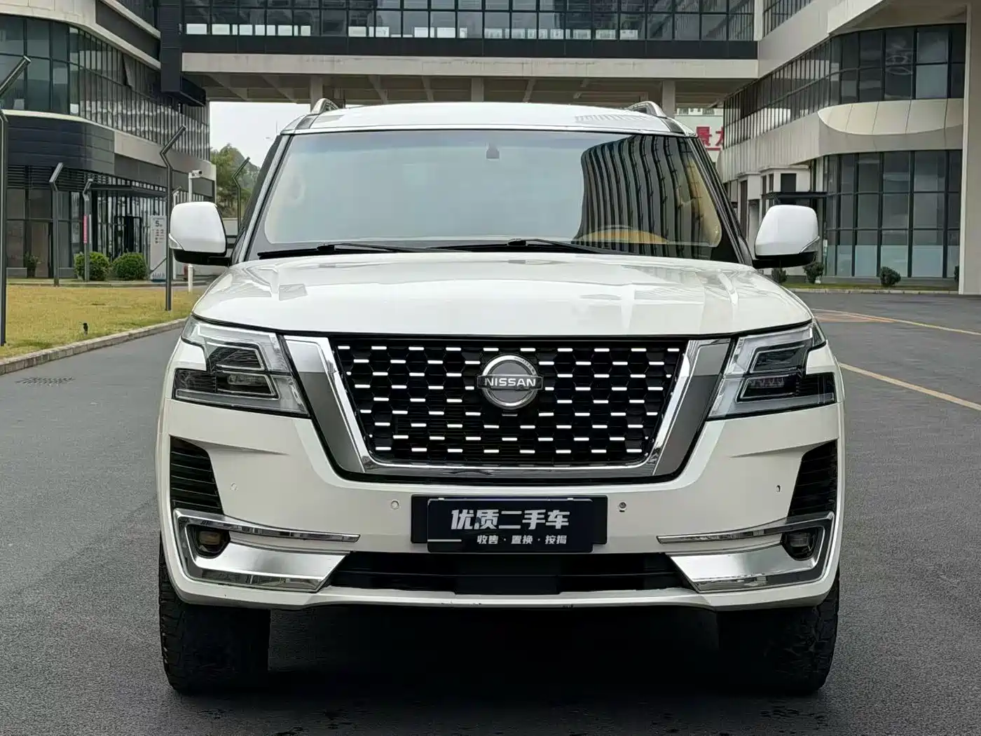 Nissan Patrol 2018 4.0L Leadership фото 2