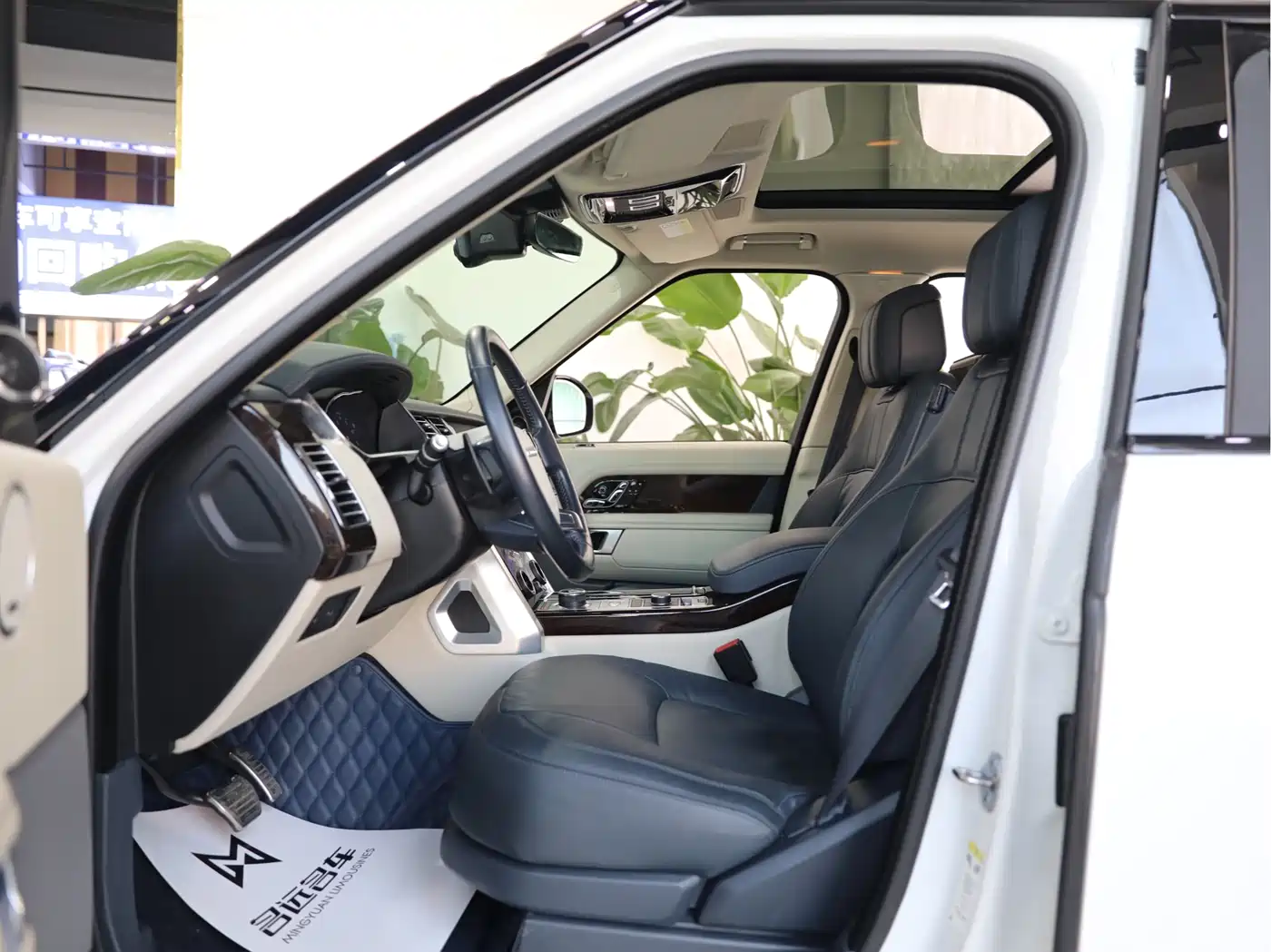 Land Rover Range Rover 2021 3.0 L6 Heritage Extended Classic Edition фото 7