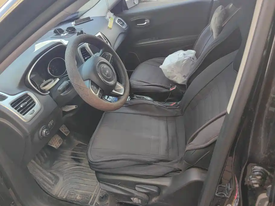 Photo 9 - Jeep Compass