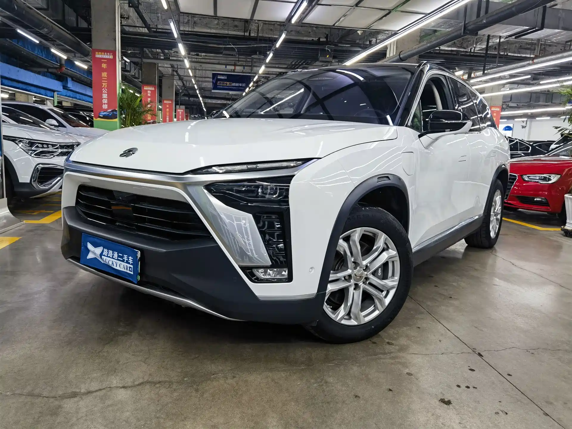 Фото 1 - NIO ES8