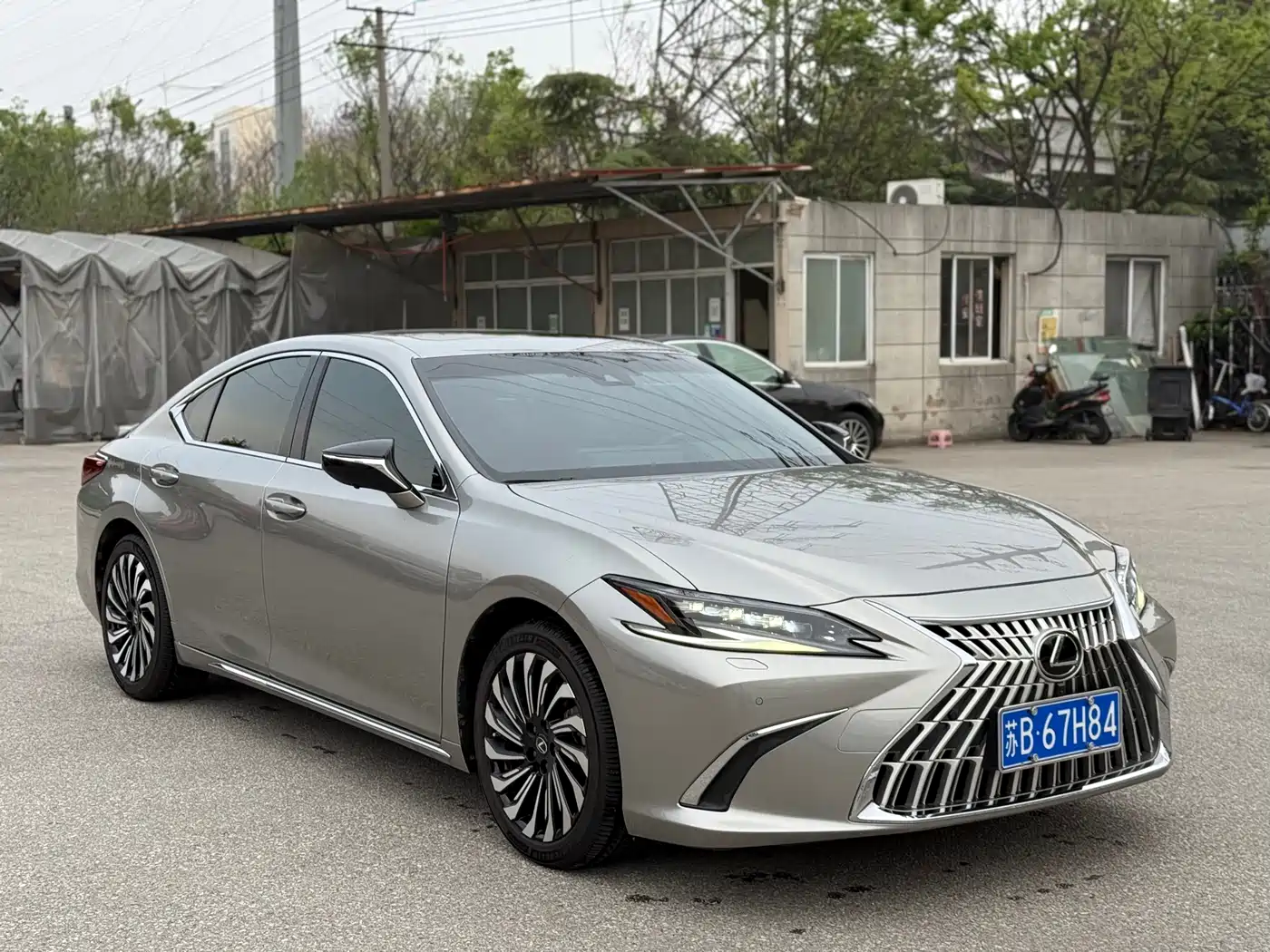 Lexus ES 2022 300h Silver Limited Edition фото 3