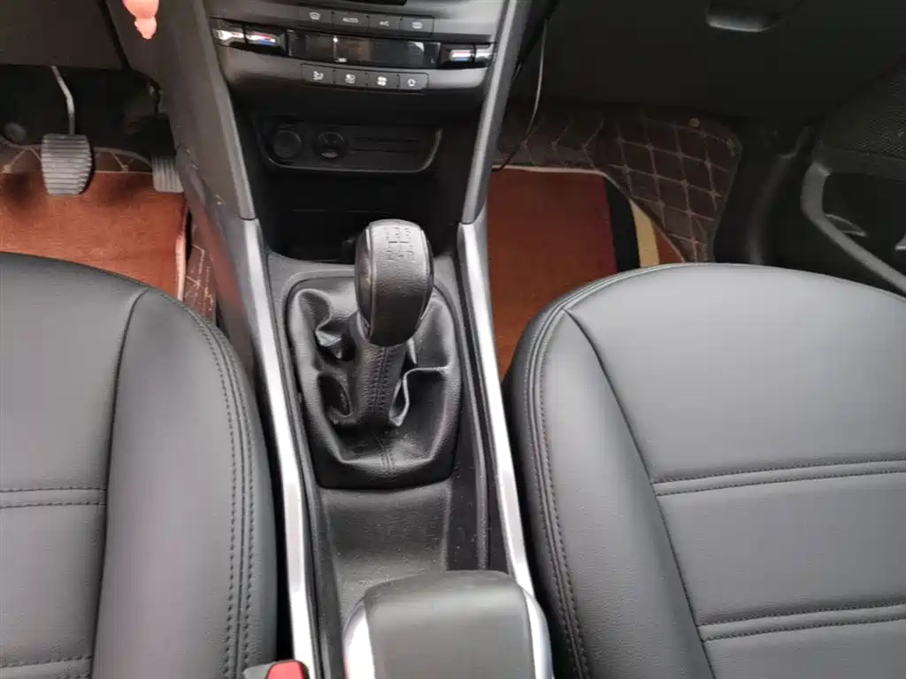 Peugeot 2008 2014 1.6L Manual Fashion Edition фото 14