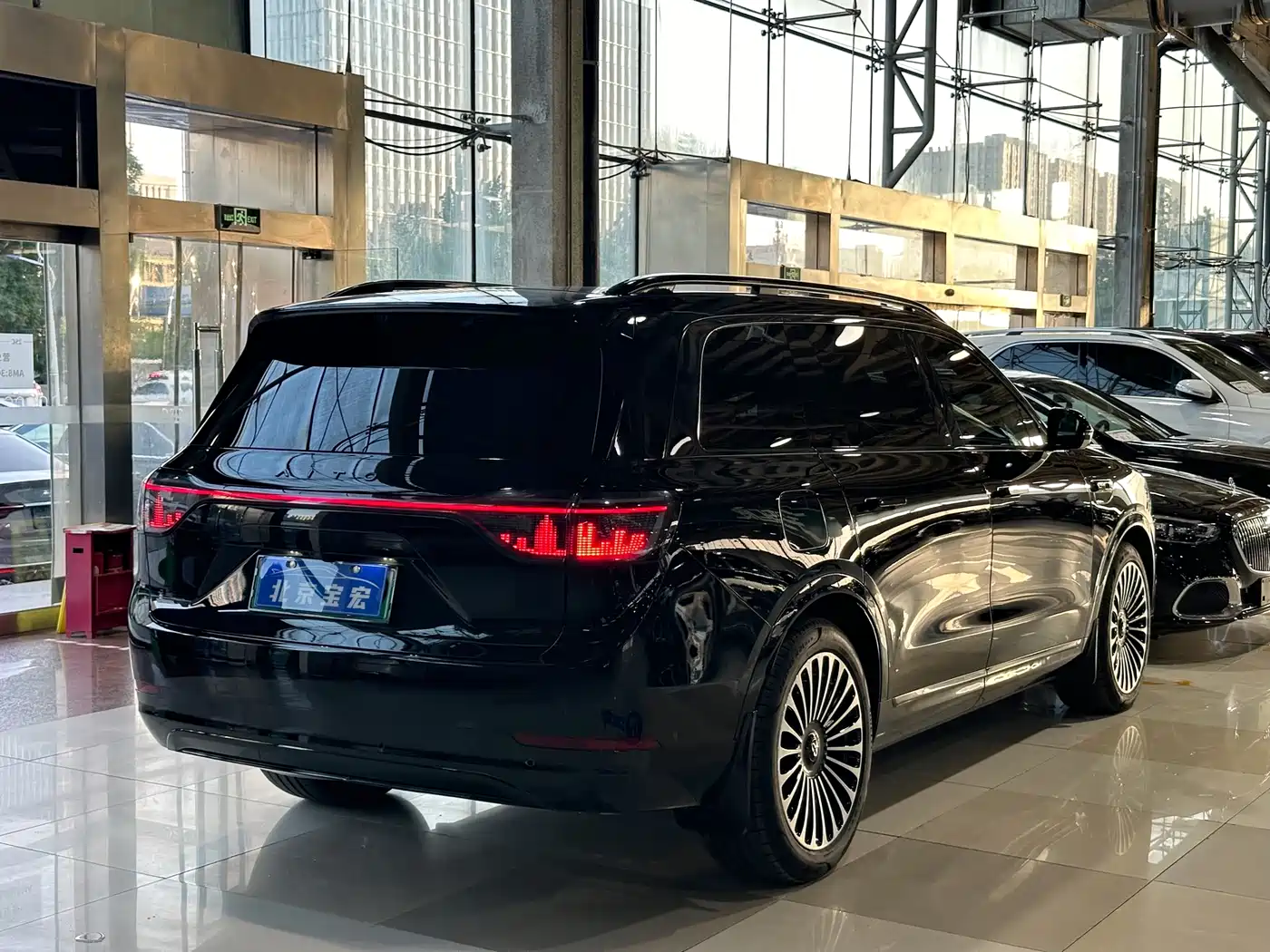 AITO Wenjie AITO M9 2024 Extended Range Ultra 42kWh 6-Seater фото 6