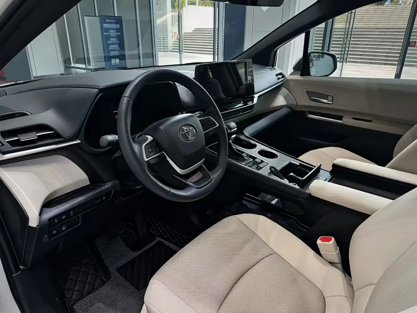 Toyota Sienna 2023 2.5L Hybrid Luxury Edition фото 8