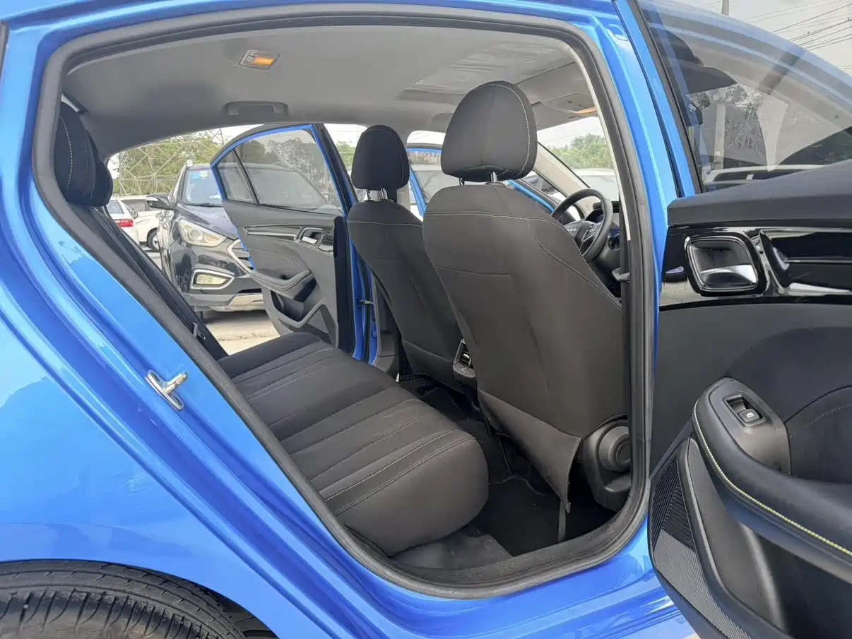 Фото 8 - Roewe i5