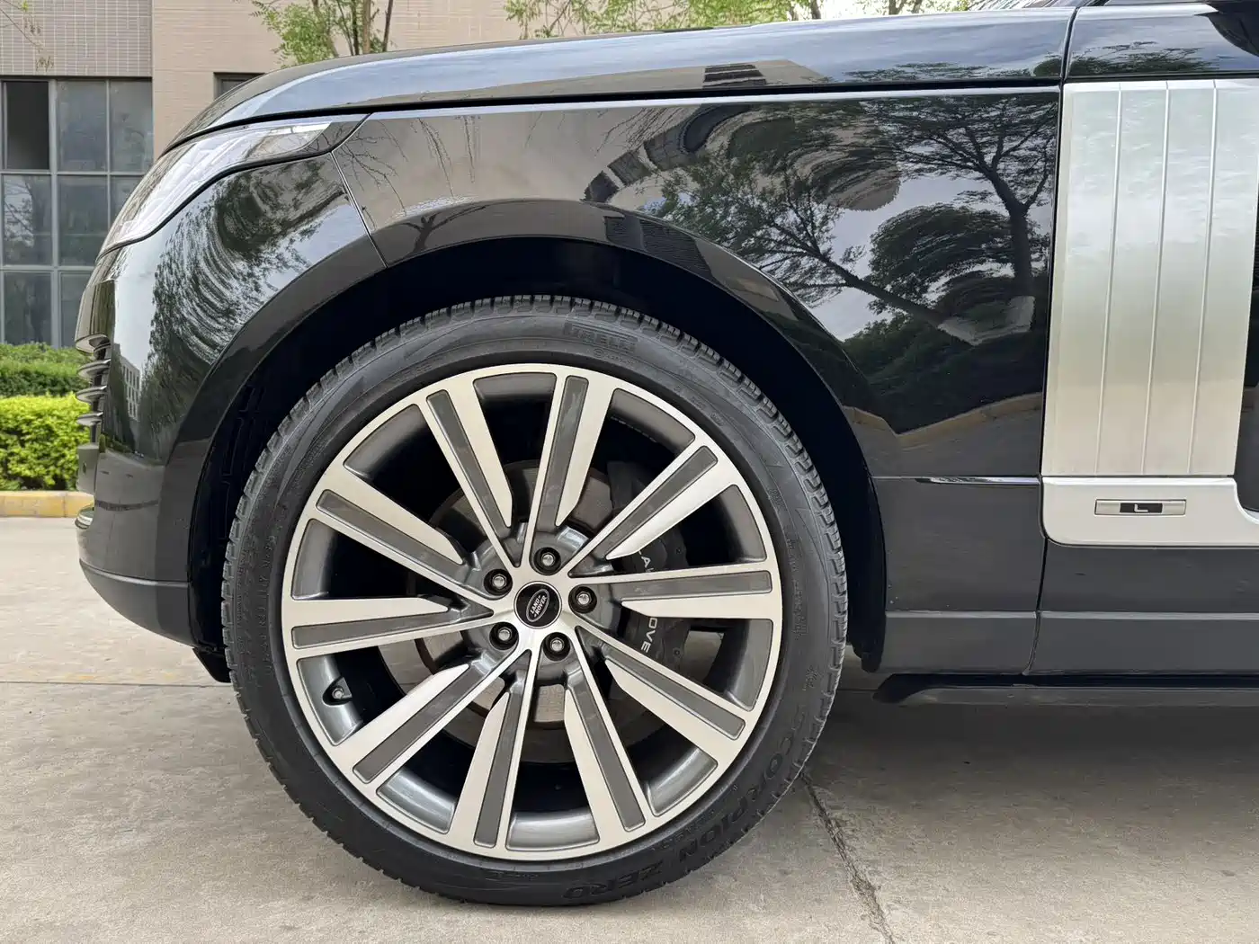 Land Rover Range Rover 2021 3.0 L6 Heritage Extended Classic Edition фото 16