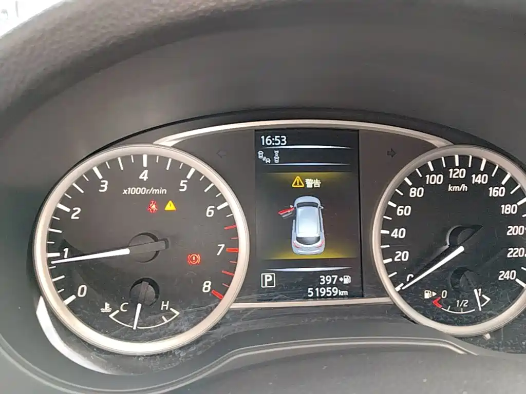 صورة 12 - Nissan Tiida