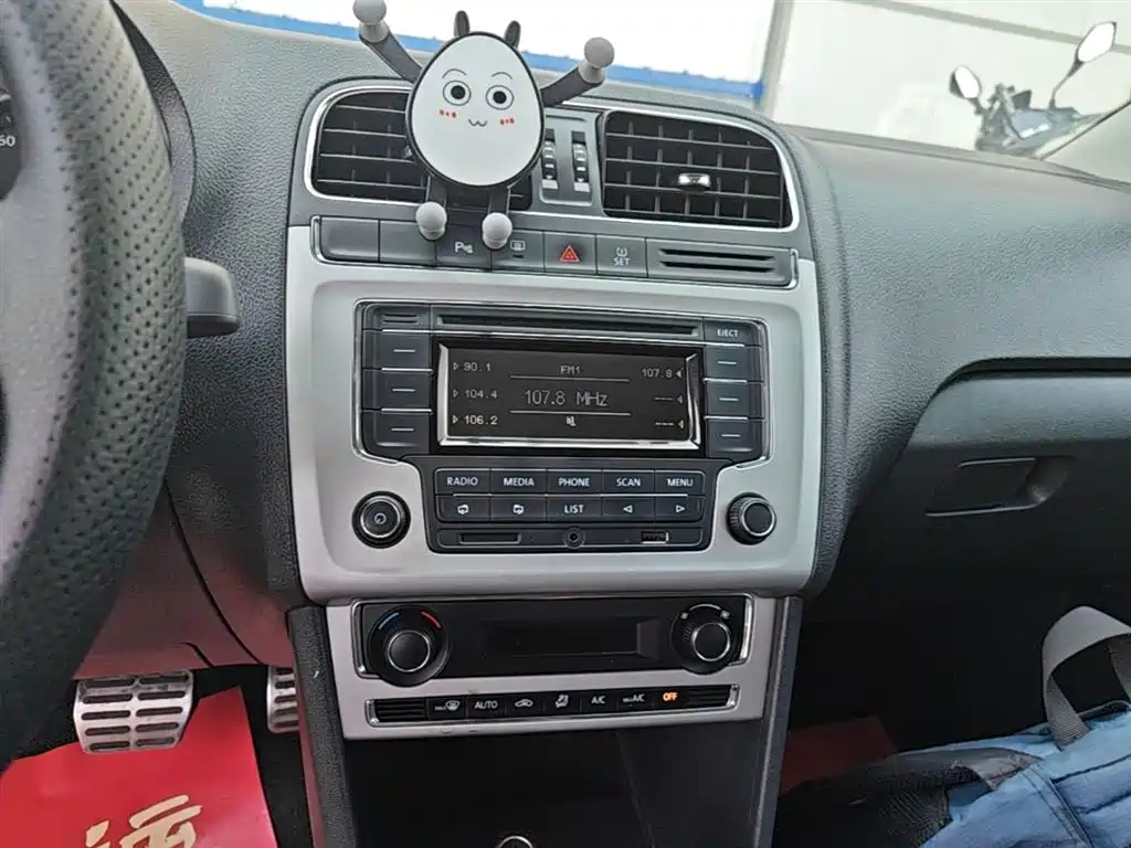 Volkswagen Polo 2014 1.6L Cross Polo Automatic фото 13