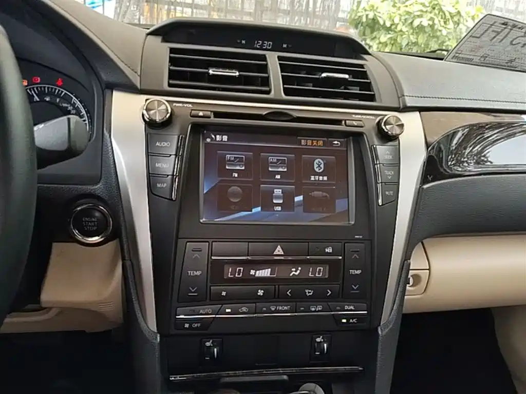 Toyota Camry 2015 2.5G Luxury Navigation Edition фото 12