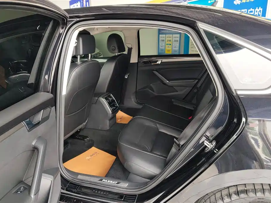 Volkswagen Passat 2017 330TSI DSG Luxury фото 11