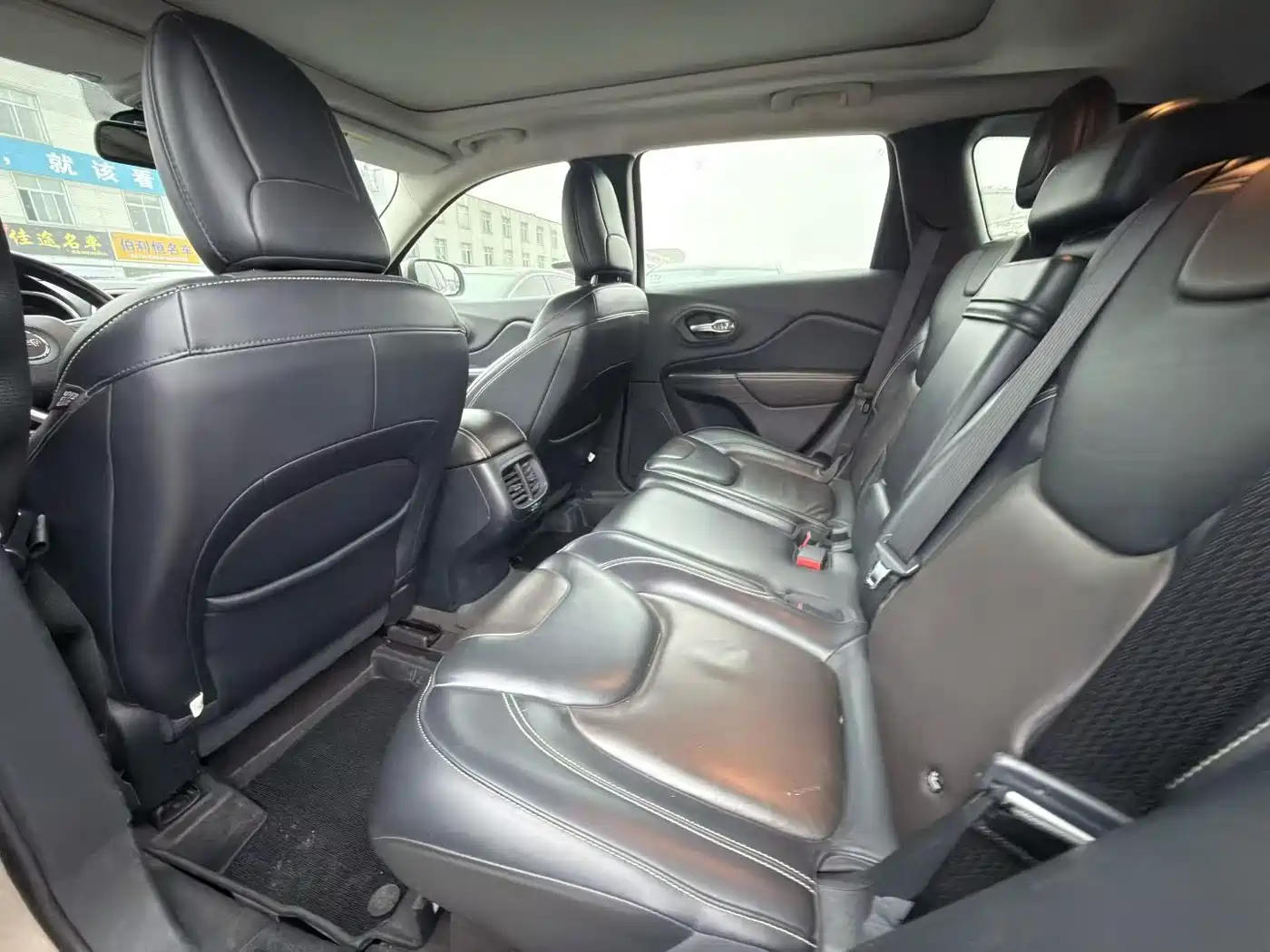 Photo 4 - Jeep Cherokee