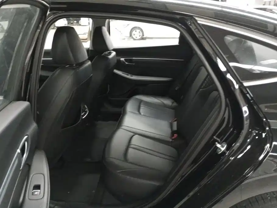 Photo 11 - Hyundai Sonata