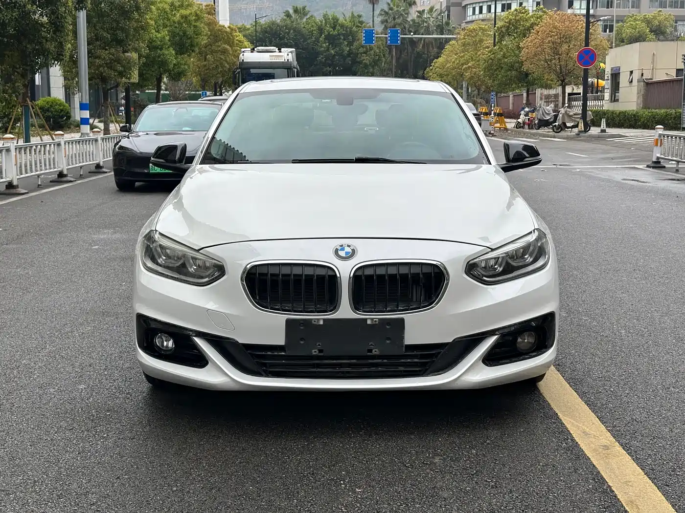 BMW 1 Series 2018 118i Sport Edition фото 2