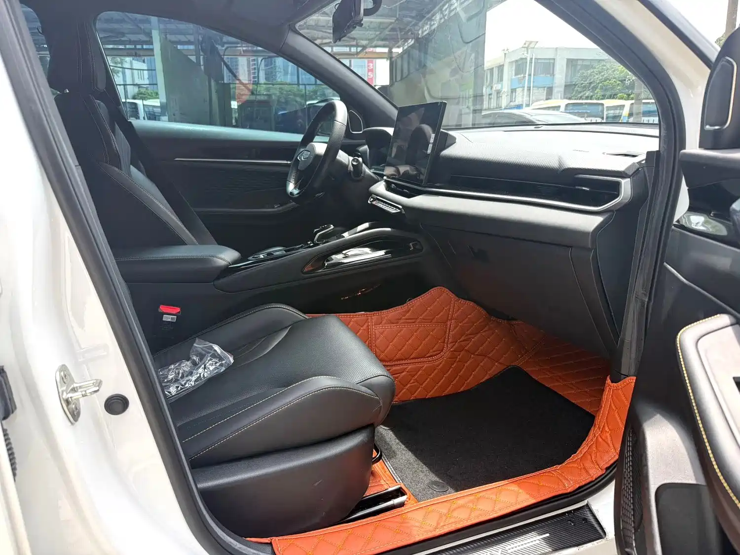 Фото 8 - Geely Coolray