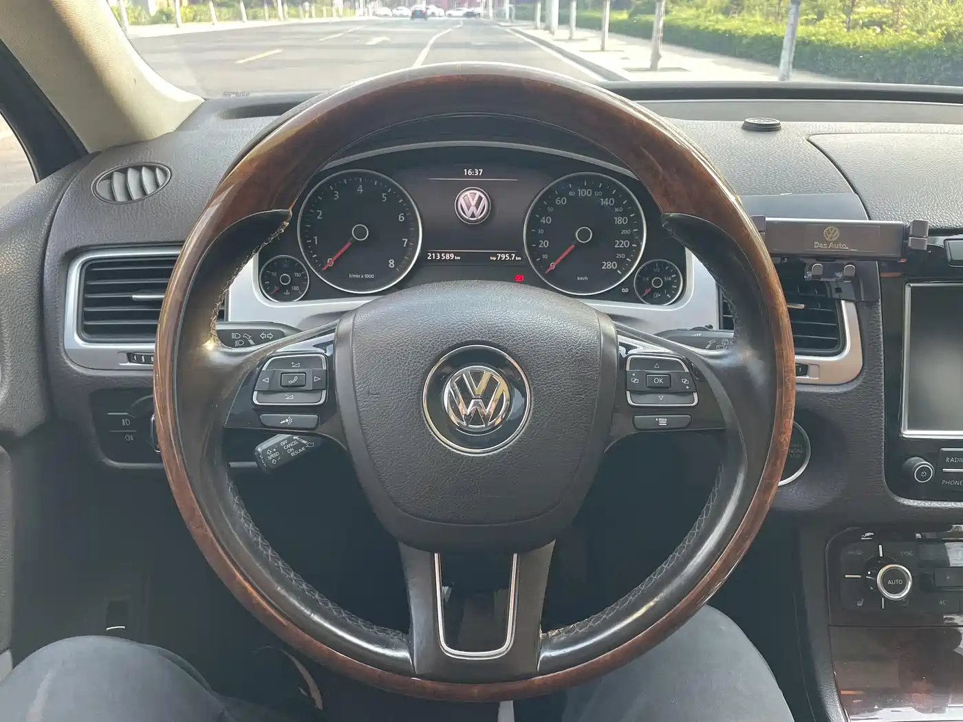 Volkswagen Touareg 2011 3.0TSI Premium фото 15