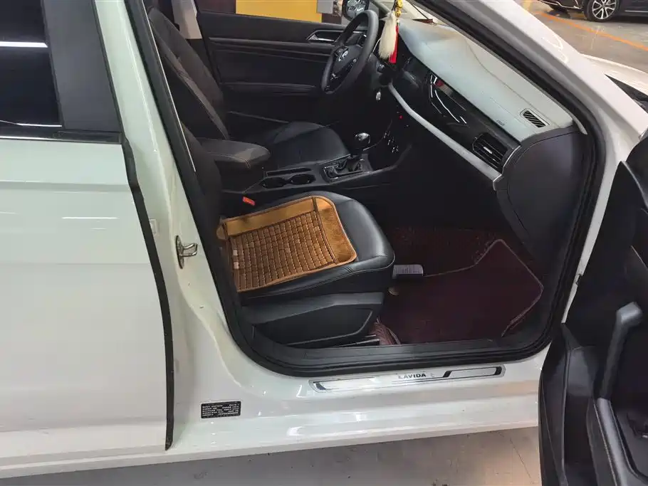 Volkswagen Lavida 2019 1.5L Automatic Comfort Edition China VI фото 8
