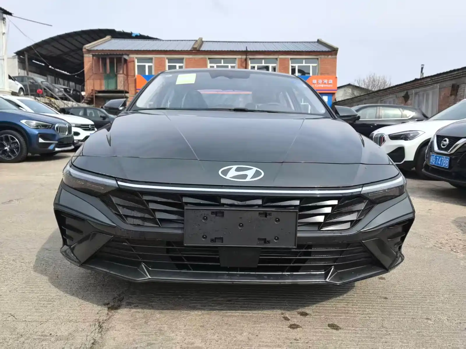 Photo 2 - Hyundai Elantra