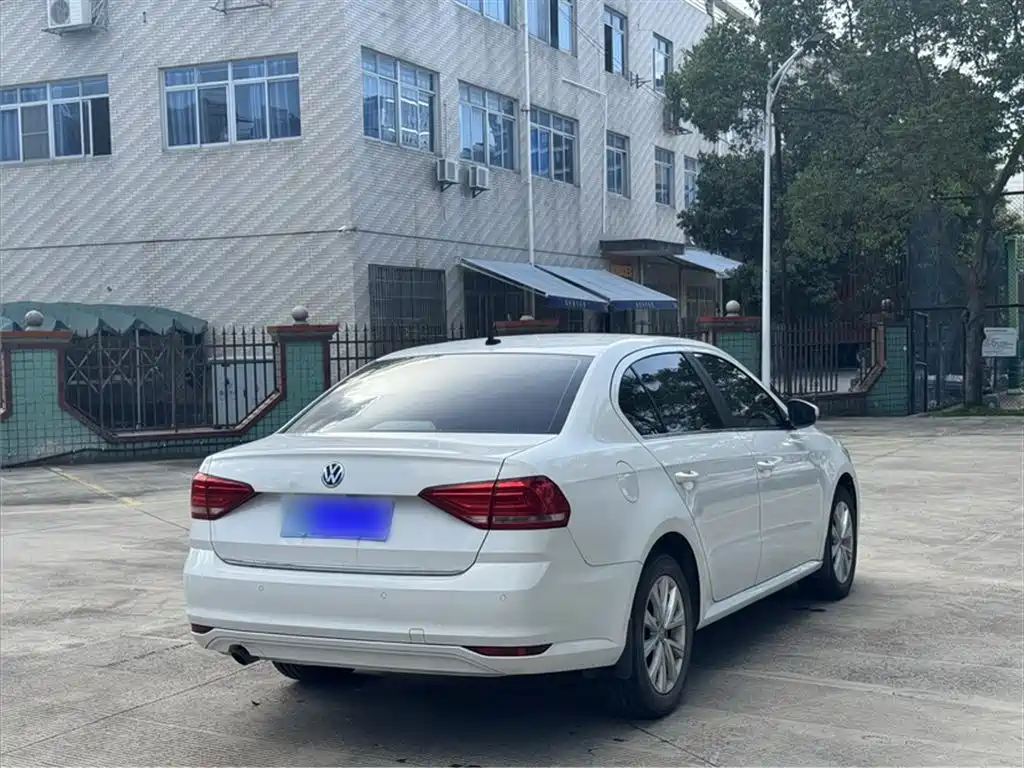 Volkswagen Lavida 2017 1.6L Automatic Comfort Edition фото 11